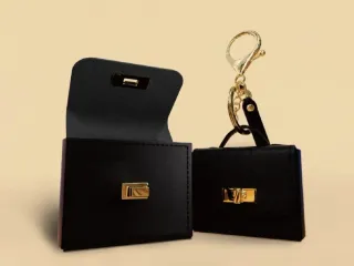 Mini bolso llavero negro y dorado