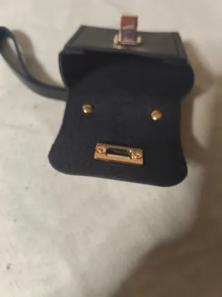 Mini bolso llavero negro y dorado