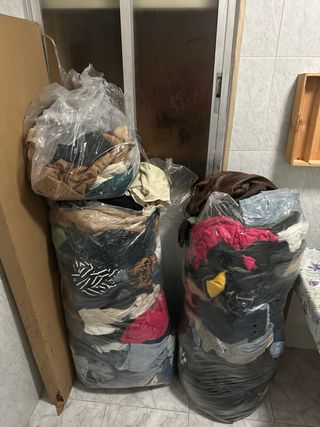 135 kg de ropa vintage al por mayor – venta en sac