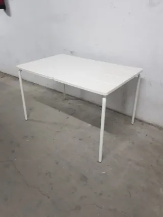 Mesa de terraza blanca de madera