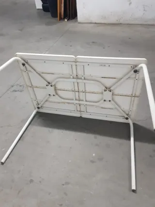 Mesa de terraza blanca de madera