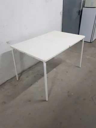 Mesa de terraza blanca de madera