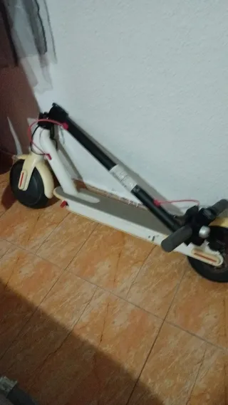 Patinete eléctrico blanco