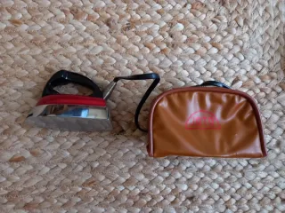 Mini plancha de viaje antigua, marca Jata.