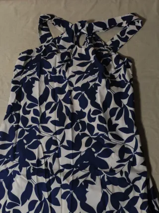 Vestido de verano floral azul y blanco
