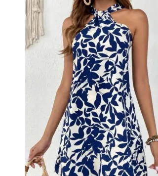 Vestido de verano floral azul y blanco