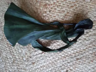 Escultura mujer gris oscuro.