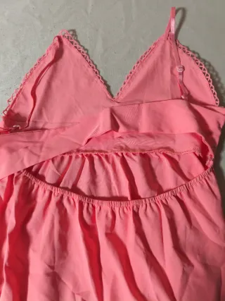 Vestido rosa con encaje y volantes