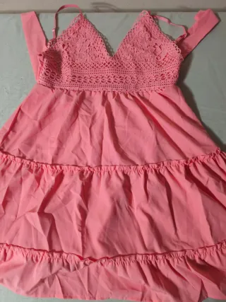 Vestido rosa con encaje y volantes