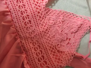 Vestido rosa con encaje y volantes