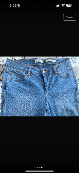 Pantalones vaqueros azules con estampado de leopar