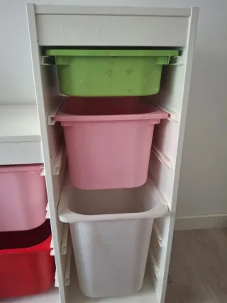 Mueble organizador con cubos