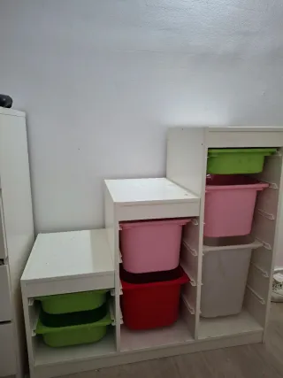 Mueble organizador con cubos