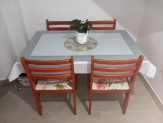 Mesa de comedor de madera y cristal