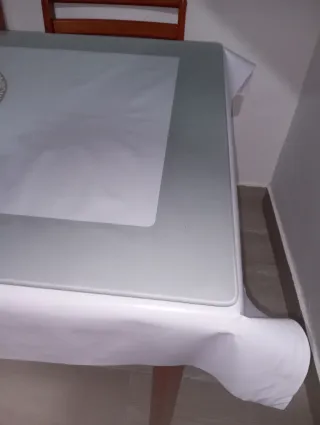 Mesa de comedor de madera y cristal