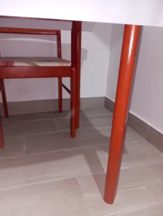 Mesa de comedor de madera y cristal