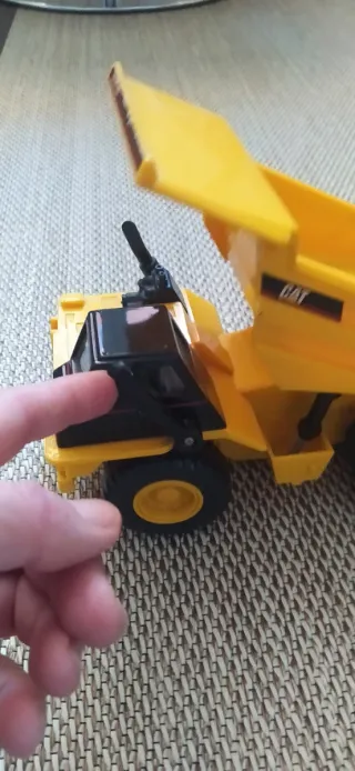 Camión de obras CAT de juguete amarillo