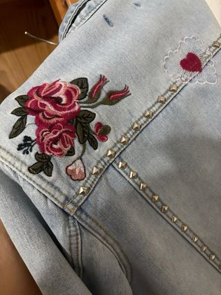 Chaqueta vaquera bordada flores