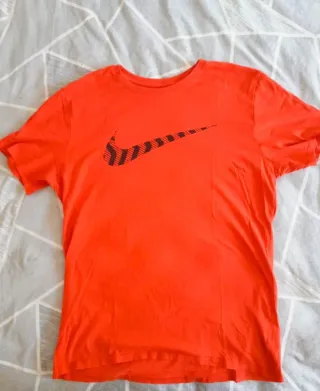 Camiseta Nike Roja Logo Talla L como nueva