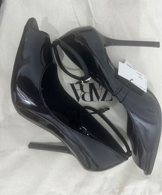 Zapatos de tacón negros charol peep toe