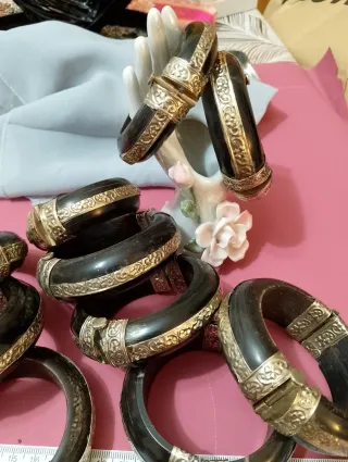 Lotto 10 bracciali vintage neri con dettagli oro