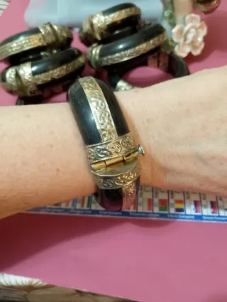 Lotto 10 bracciali vintage neri con dettagli oro