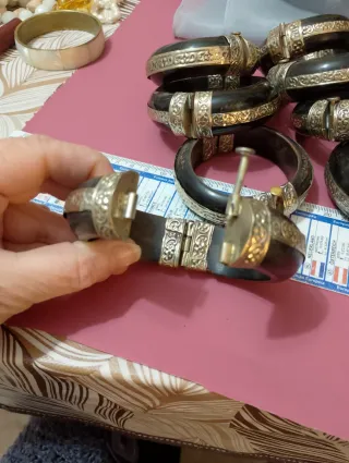 Lotto 10 bracciali vintage neri con dettagli oro