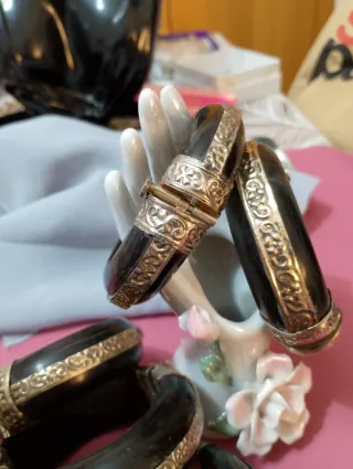 Lotto 10 bracciali vintage neri con dettagli oro