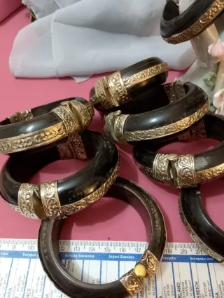 Lotto 10 bracciali vintage neri con dettagli oro