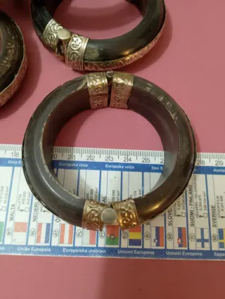 Lotto 10 bracciali vintage neri con dettagli oro