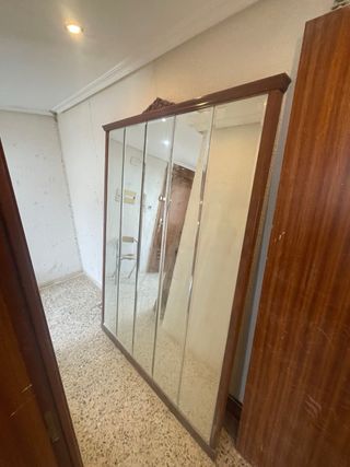 Espejo grande de madera