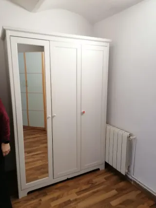 Armario blanco con espejo