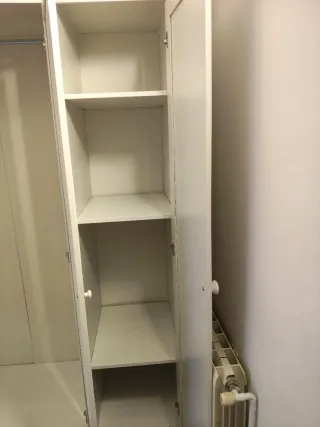 Armario blanco con espejo