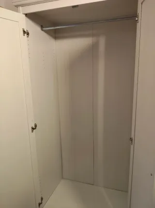 Armario blanco con espejo