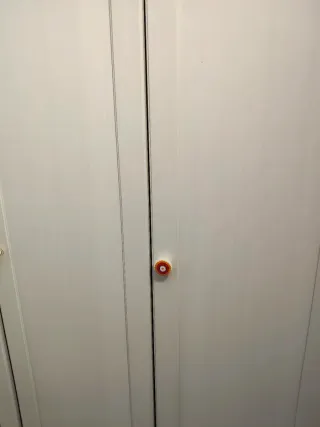 Armario blanco con espejo