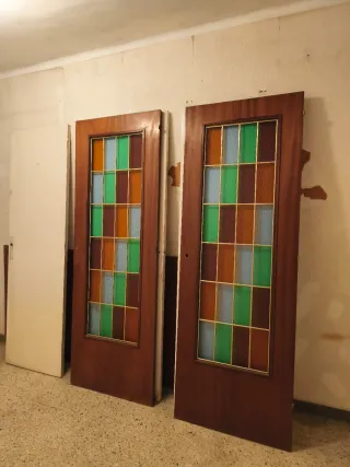 Puertas de madera con vidrieras