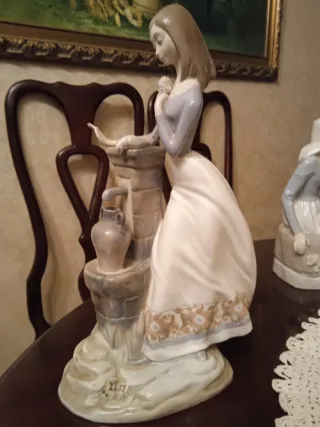 Joven y fuente de agua.