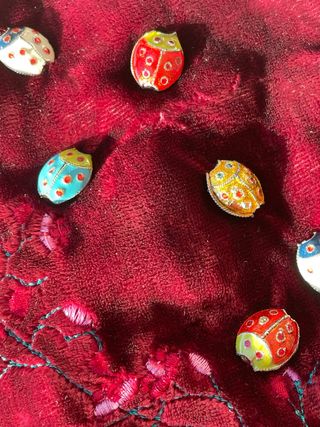 Bolso Joya AMULETI J - Terciopelo Burdeos y Mariqu