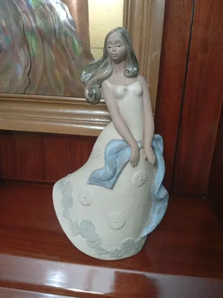 Figura femenina con pañuelo