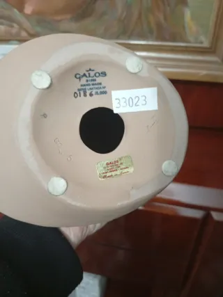 Figura femenina con pañuelo