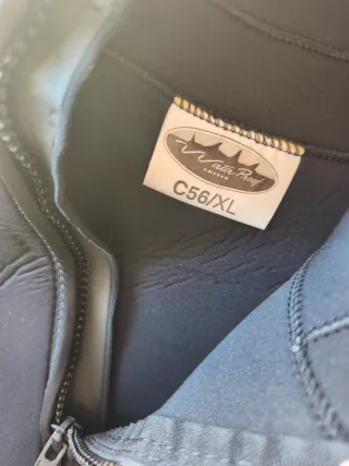 Neopreno con capucha y cremallera