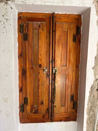 Ventanas de madera antiguas y balconera