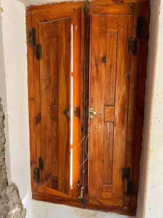 Ventanas de madera antiguas y balconera
