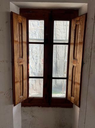 Ventanas de madera antiguas y balconera