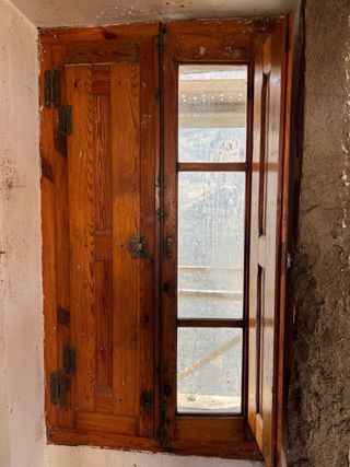 Ventanas de madera antiguas y balconera