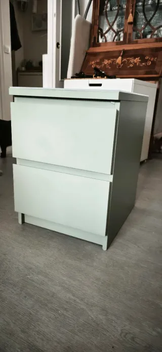 Cómoda Malm 2 cajones con cristal