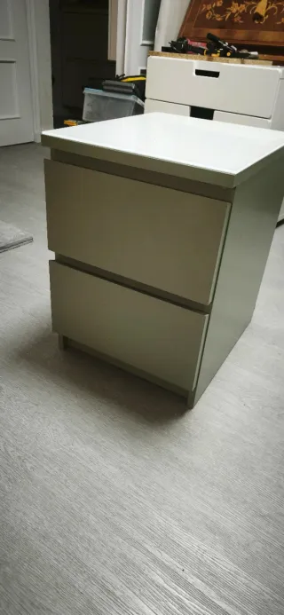 Cómoda Malm 2 cajones con cristal