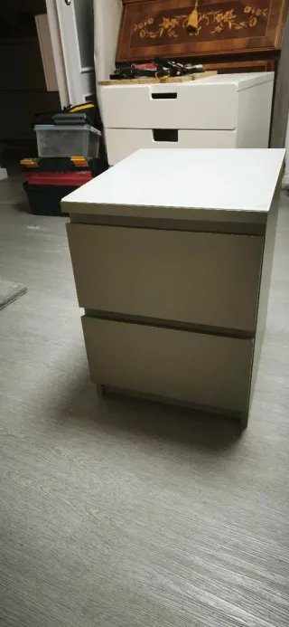 Cómoda Malm 2 cajones con cristal