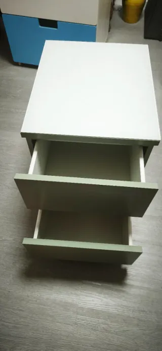 Cómoda Malm 2 cajones con cristal