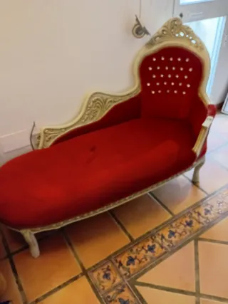 Chaise longue roja estilo barroco